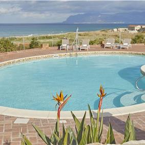 2 bedroom seaside apartments with shared pool, sleeps 4-5